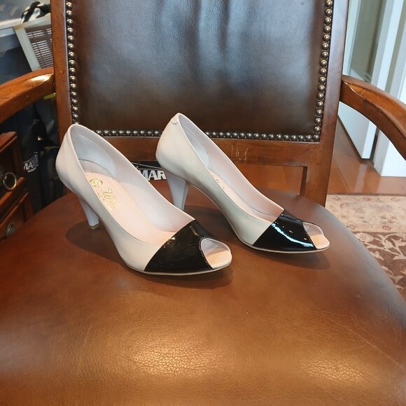 Practical patent leather comfortable pump. - Picture 7 of 8